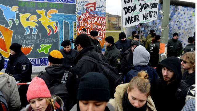 Protesters at Berlin's East Side Gallery before demolition