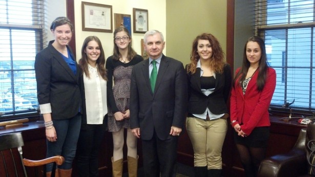 Activists Jaclyn Licht, Cassidy Bennett, Gianna Sollitto, Rachel Tecirea, and Cheynne Caveault with Senator Jack Reed (D-RI)